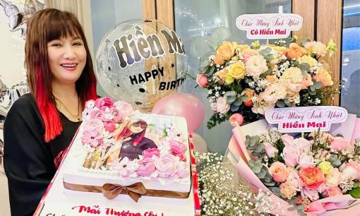 'Nữ hoàng ảnh lịch' Hiền Mai được các em tổ chức sinh nhật bất ngờ, nhan sắc trẻ trung ở tuổi U60