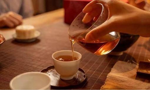 So với người uống nước đun sôi để lâu và uống trà để lâu, cơ thể ai khỏe mạnh hơn? Bác sĩ nói câu trả lời