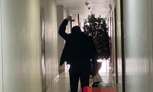 Chồng nhảy múa khi được vợ cho ra khỏi nhà mỗi năm 1 lần, dân mạng sợ hãi không dám kết hôn