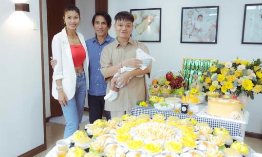 Stylist Trịnh Tú Trung tổ chức tiệc đầy tháng cho con gái, vợ chồng Trang Lạ đến chúc mừng