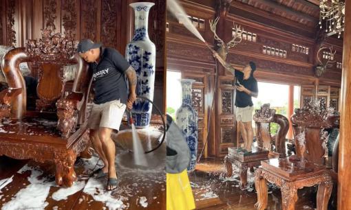 Nhà toàn đồ gỗ, gia chủ huy động người dùng vòi xịt, chất tẩy rửa để lau chùi đón Tết
