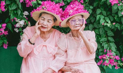 Đôi bạn thân: cụ 105 tuổi, cụ 75 tuổi chụp ảnh cực 'teen' 