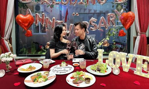 Cầu thủ Quế Ngọc Hải kỉ niệm 5 năm ngày cưới ngọt ngào bên vợ