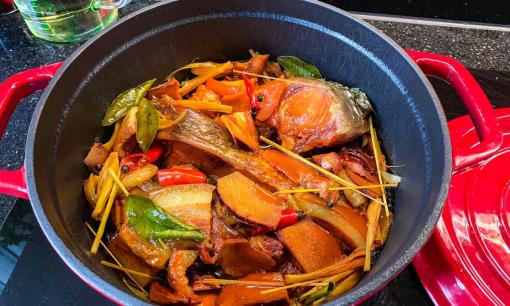 Bí quyết nấu cá kho thịt ba chỉ đậm vị, màu đẹp lại không bị tanh