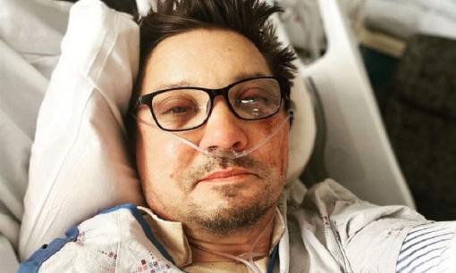Tài tử phim Marvel - Jeremy Renner bị gãy hơn 30 chiếc xương trong tai nạn máy cày tuyết
