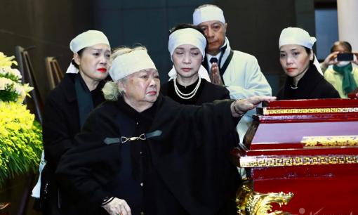 Đám tang NSND Trần Tiến: 3 con gái và vợ cũ đau buồn tiễn đưa cố nghệ sĩ