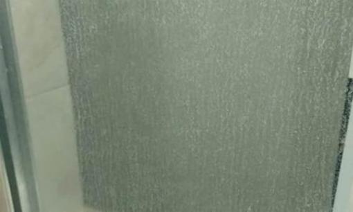 Tẩy cặn trên kính buồng tắm có khó không? Dạy cho bạn một mẹo, dùng cái này để bôi, và nó sẽ sáng như mới ngay lập tức