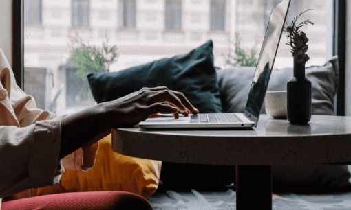 Bạn đã từng bị điện giật khi chạm vào laptop của mình chưa? Có 5 mẹo nhỏ sẽ giúp bạn ngăn chặn điều này