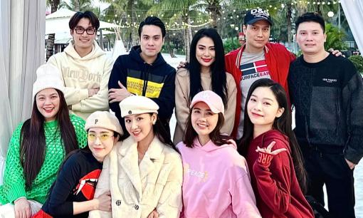 Hai 'cặp đôi tin đồn' Huyền Lizzie - Đình Tú và Quỳnh Nga - Việt Anh hội ngộ sau Tết 