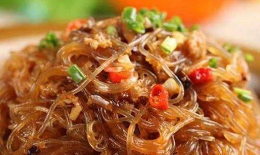 Khi xào miến không nên cho trực tiếp trên chảo, làm thêm bước này miến sẽ không bị dính vào nhau