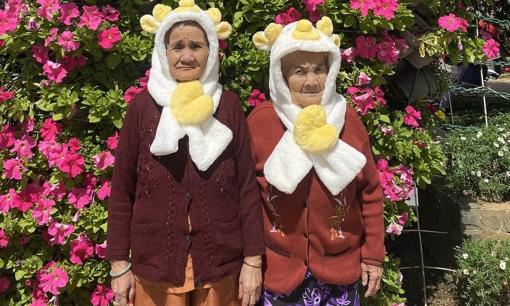 Hình ảnh cụ bà 88 tuổi nắm tay em gái 75 tuổi đi khắp Đà Lạt 'gây sốt'