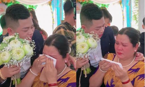 Người mẹ khóc nghẹn vì hạnh phúc trong ngày con trai lên xe hoa cùng một người đàn ông khác