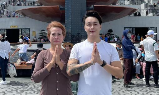 TiTi đưa gia đình viếng núi Bà Đen, chân dung trẻ trung của mẹ ruột gây chú ý