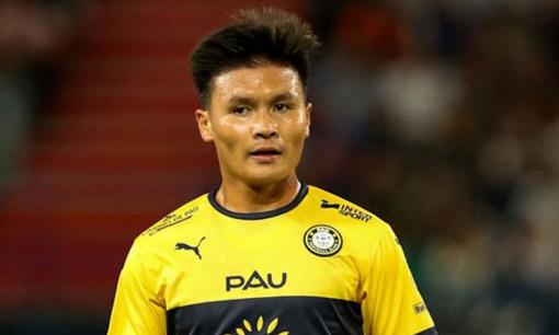 Quang Hải sa sút phong độ, thường xuyên phải ngồi dự bị ở Pháp, mẹ ruột và mẹ nuôi khéo động viên từ xa 