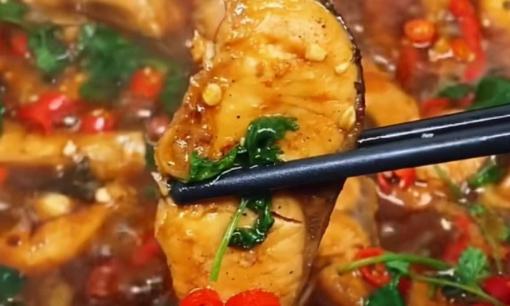 Chia sẻ công thức cá kho bia tại nhà, thịt mềm thơm ngon, cay cay sảng khoái, ăn một lần nhớ mãi không quên