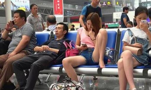 Tại sao phụ nữ không thể ngồi dạng hai chân ra, còn đàn ông thì có thể? Các nhà tâm lý giải thích