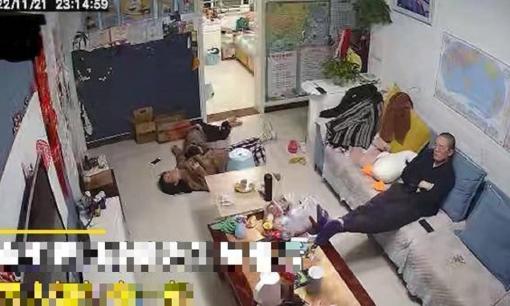 Người phụ nữ ban đầu bị choáng váng vì cuộc cãi vã và ngã xuống đất, chồng cô thờ ơ ngồi sang một bên. Cư dân mạng: Ly hôn ngay lập tức