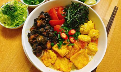 Cách chế biến món bún ốc giòn ngon với nước dùng nhanh gọn trong ngày trời trở gió 