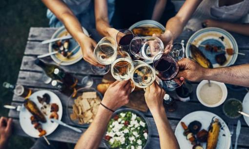 Mặc bạn gái trả tiền sau khi cùng đi ăn, chàng trai còn dỗi hờn: 'Sao không chuyển khoản hay đưa thẻ cho anh trả đỡ mất mặt'