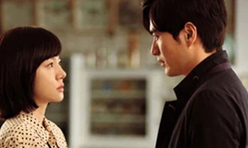 Tôi tình cờ gặp vợ cũ đón con từ trường tiểu học, con trai nói bốn từ khiến tôi sững sờ tại chỗ