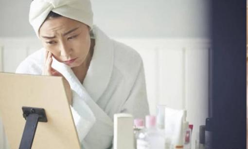 Bước vào độ tuổi trung niên, làn da dễ bị xỉn màu về lâu ngày? 4 điều giúp bạn làm mờ vết đồi mồi