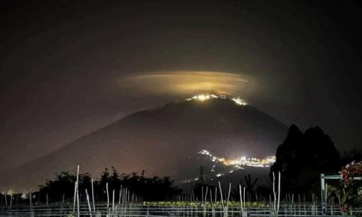 Xuất hiện quầng sáng kỳ lạ trên đỉnh núi Bà Đen ở Tây Ninh