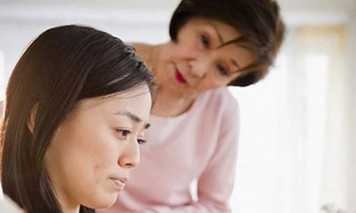 Tôi sinh con, mẹ chồng ngày nào cũng nhìn với thái độ không tốt, mẹ đẻ nảy ra một ý, bà vội vàng xin lỗi tôi