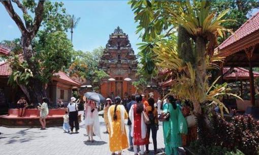 Cung điện tồi tàn nhất thế giới, chỉ mất 10 phút đi bộ xung quanh, bạn chỉ cần có tiền là có thể ở lại đây!