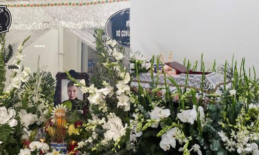 Đáng tang của chuyên gia trang điểm Cao Tuấn Đạt phủ đầy hoa trắng