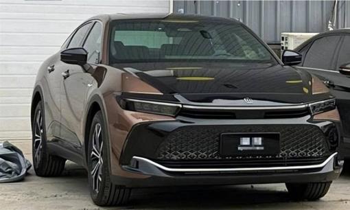 Hình ảnh thực tế mới nhất của Toyota Crown SUV, sơn hai màu, động cơ hybrid, dựa trên sức mạnh hay cảm xúc?