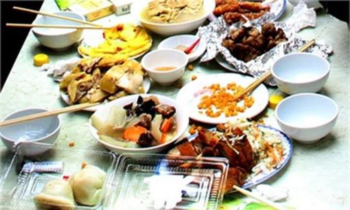 Đưa bạn gái đi ăn, chàng trai liên tục lấy đồ thừa ở bàn kế bên, còn dặn dò: 'Ăn cho đỡ phí!'