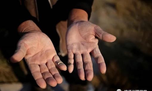 Phụ nữ có thể biết đàn ông có tiền hay không bằng cách nhìn vào bàn tay và đàn ông thì nhìn vào bàn chân phụ nữ!