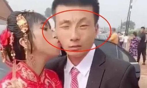 Cô dâu 'mặt lưỡi cày' đi lấy chồng, biểu cảm chú rể quá sượng trân, dân mạng: 'Một bên là chủ nợ, một bên là con nợ'