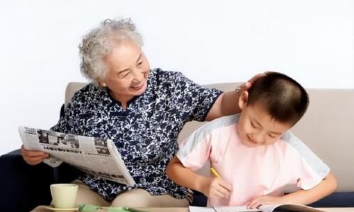 Mẹ chồng ngày nào cũng dắt cháu đi chơi khiến con dâu không hài lòng. Kết quả bé biết 200 từ trong 15 ngày và đạt điểm xuất sắc ở trường