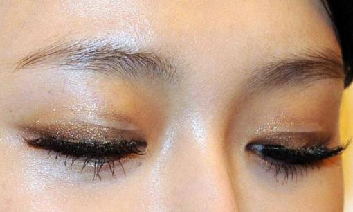 Miếng dán tạo mắt hai mí nhìn thì đẹp thật, nhưng hãy cẩn thận vì nó đang lặng lẽ kéo mí mắt của bạn xuống