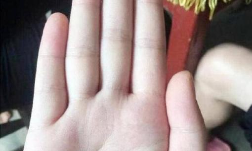 Tục ngữ nói: “Ngón tay út vượt qua ba tầng, khi về già sẽ có cơm ăn áo mặc”. Vượt qua ba tầng nghĩa là gì? 