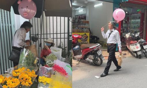 Xôn xao hình ảnh ông chú tóc bạc cầm bóng bay hình heo con đi mua hoa tặng vợ