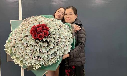 Con gái tặng mẹ bó hoa hơn 200 triệu ngày 8/3, dân mạng góp ý về một chi tiết nhỏ 