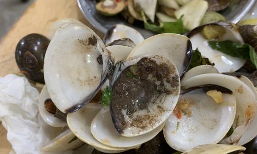 Khách phàn nàn trong ngao có đất, chủ quán tuyên bố: 'Những người kém hiểu biết như em, chị không quan tâm'