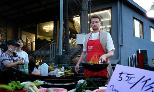 'Màn tán gái độc lạ', EQ cao của anh chàng bán hàng ở Quảng Đông