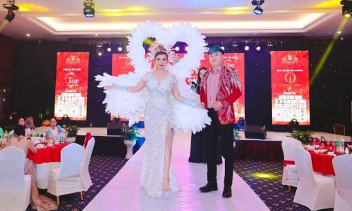 Đấu giá thành công 250 triệu đồng áo dạ hội Tommy Nguyễn