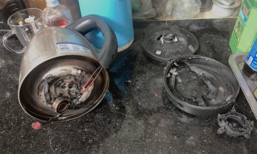 Ấm siêu tốc bất ngờ bốc cháy, người phụ nữ hốt hoảng cảnh báo mọi người