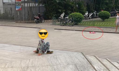 Con nghịch ngợm phi máy bay trúng mặt người khác, mẹ lại bênh vực: 'Trẻ con thì biết cái gì'