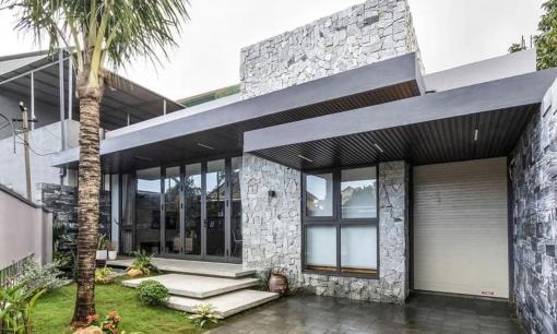 Nhà cấp bốn mái bằng hiện đại, tiện nghi, chẳng thiếu thứ gì dù được xây trên mảnh đất méo 