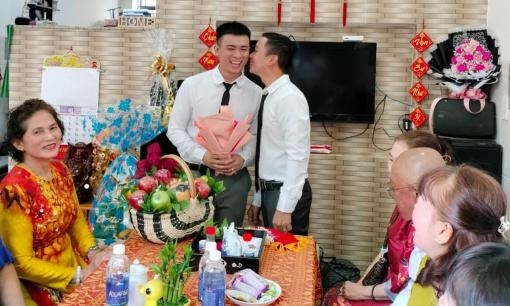 Đám cưới của cặp đôi đồng tính nam, hai bên gia đình có mặt đông đủ để chúc phúc