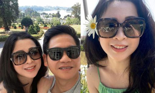 Ca sĩ Trọng Tấn cùng vợ đi du lịch Đà Lạt, bà xã nổi bật với dung mạo trẻ đẹp 