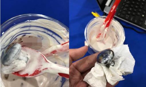 Đặt đồ uống tại một quán cafe nổi tiếng, chàng trai được bonus thêm tay nắm cửa