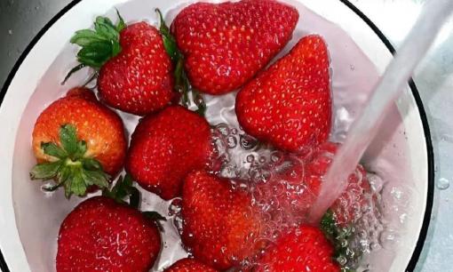 Rửa dâu tây, người bỏ bột mì, người bỏ muối, tất cả đều sai! Đây là cách rửa dâu tây đúng, tự tin ăn uống