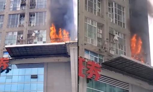 Nghẹt thở khoảnh khắc hai cô gái dùng tay không bám gờ tường, chạy thoát khỏi đám cháy lớn ở tòa nhà cao tầng