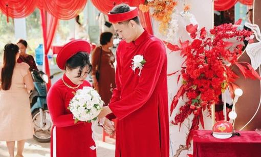 Đám cưới độc lạ của cầu thủ có chiều cao 'khủng long' hơn 2 m và bạn gái 'nấm lùn' 